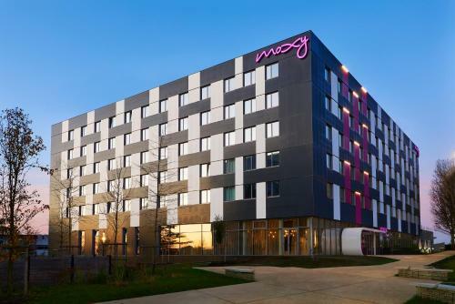 Hotel Moxy Paris Charles de Gaulle Airport