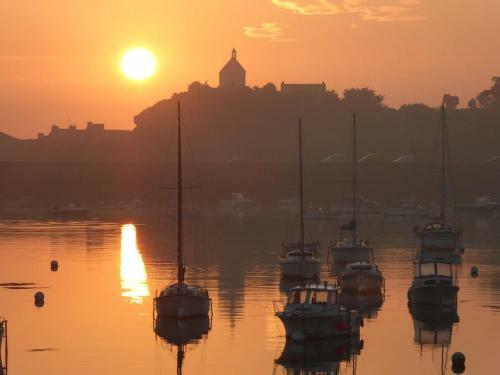 Comfortable Holiday Home In Roscoff With Garden