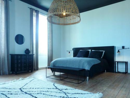 Saint-christoly-medoc Chateau Sleeps 15 With Pool