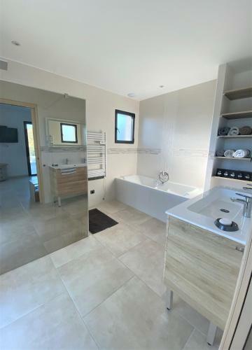 Villa D'architecte Avec Vue Mer Et Piscine Chauff�e