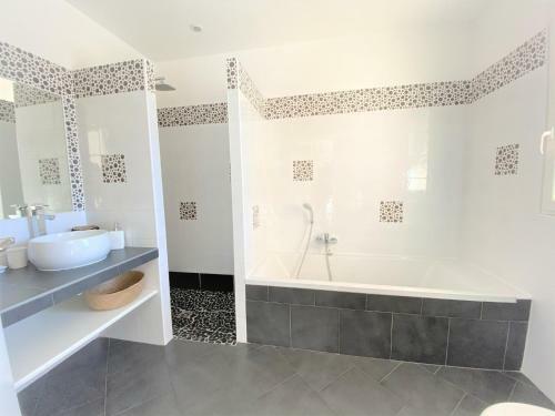 Superbe Villa Avec Piscine Chauffee Et Acces Direct A La Plage