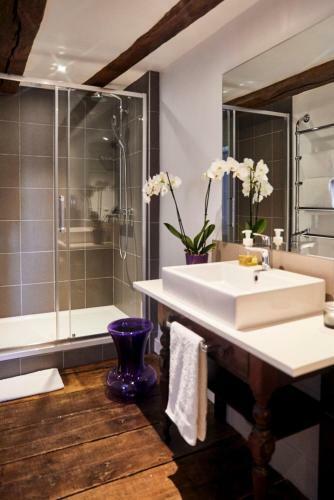 Saint-yrieix-la-perche Town House Sleeps 10