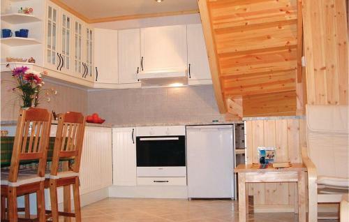 Holiday Home Hatlestrand Hatlestrandsvegen II