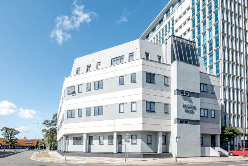 Huge Bedford Apartment For Business Workers By Comfy Workers