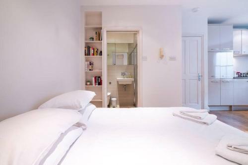 Large Regency Studio Apartment Near The Sea