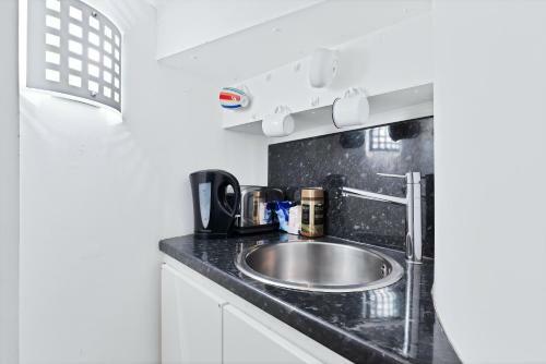 Apartamento Modern Boho Studio - Super Central - In Private Mews - Fast Wifi