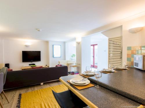 Spacious 5bdr House W/garden In Fabulous Location