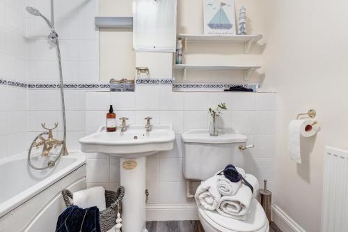 Stylish Cottage - Parking - Garden - Sleeps 6