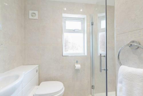 Beautiful, Spacious Guest Suite, Parking, Central!