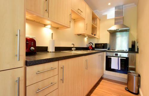 Nunnery Fields - Cosy Apartment With On Site Parking