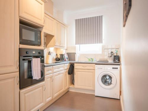 Modern 2 Bedroom Apartment Next To Bay With Parking