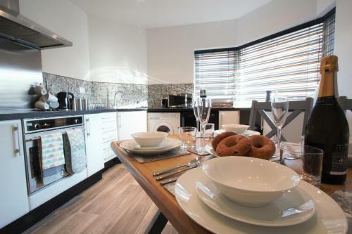 Cosy And Central Canal Side Home