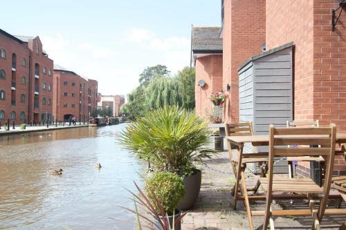 Cosy And Central Canal Side Home