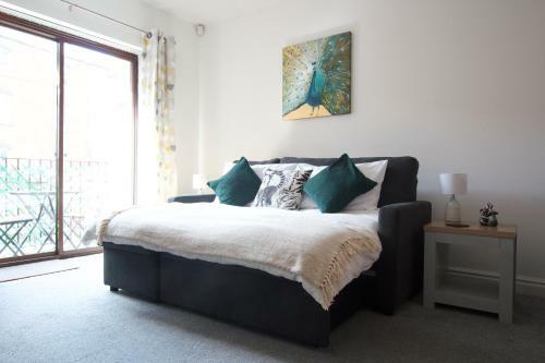 Cosy And Central Canal Side Home