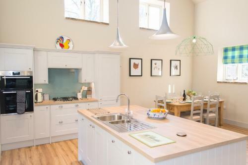 Boathouse Barn - Beautiful Home By The River!