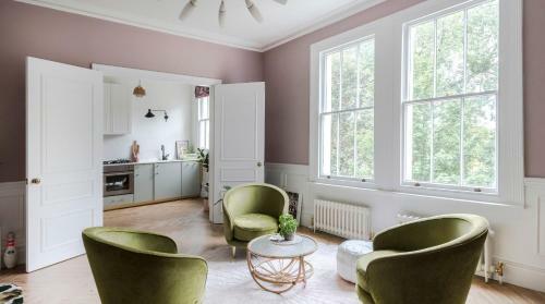 Apartamento Plum Guide - The Feminine Mystique
