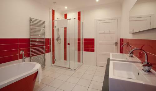 Cherry Blossom Cottage Near Cupar Fife