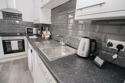 Florence Avenue, Apartment 2
