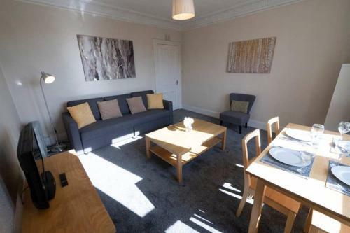 ? Bright, 2 Bedroom West End Apartment ?