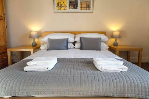 ? Bright, 2 Bedroom West End Apartment ?