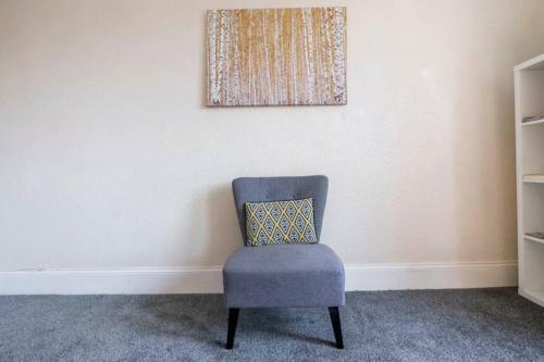 ? Bright, 2 Bedroom West End Apartment ?