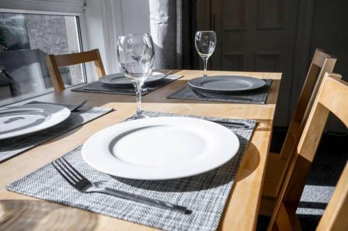 ? Bright, 2 Bedroom West End Apartment ?