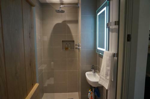 Gatekeepers Lodge, Dyrham Park - Private & Self Contained, Deluxe Accommodation, 15 Mins From Bath