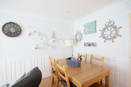 43b Medmerry Park 2 Bedroom Chalet - No Manual Workers Allowed