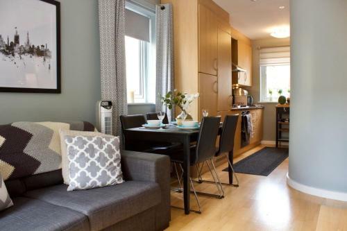 Stylish Royal Mile Apartment With Parking!