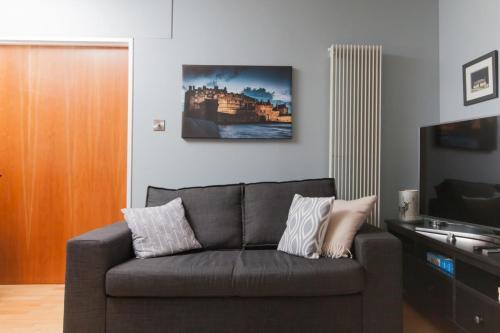 Stylish Royal Mile Apartment With Parking!