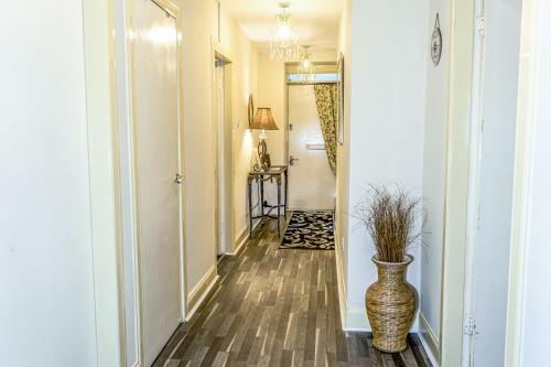 Silver Lining - Quiet St Patrick City Apartment