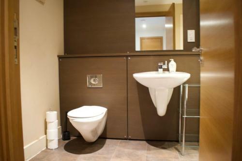 Super Central City Apartment - 1 Bedroom Sleeps 4