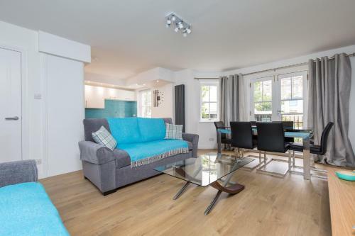415 Lovely And Central 2 Bedroom Apartment With Secure Parking