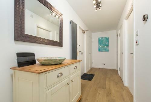 415 Lovely And Central 2 Bedroom Apartment With Secure Parking