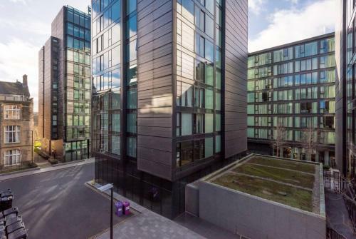 Altido Modern Yet Homely Quartermile Apartment With Elevator
