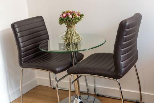 Altido Modern Yet Homely Quartermile Apartment With Elevator