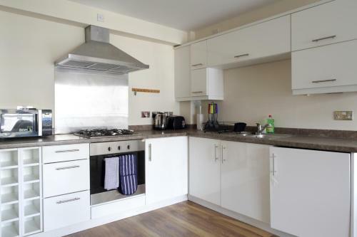 Hawkhill 9 - Contemporary Edinburgh Apartment And Secure Parking