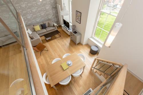 424 Stunning 2 Bedroom Duplex Apartment By The Meadows With Secure Parking