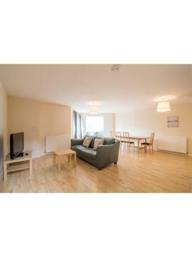 Immaculate 2 Bed House, Sleeps 6, Free Parking