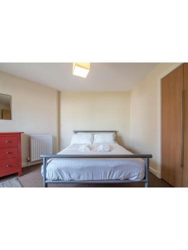 Immaculate 2 Bed House, Sleeps 6, Free Parking