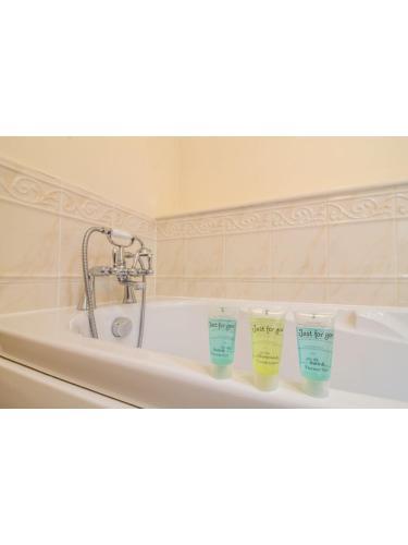 Immaculate 2 Bed House, Sleeps 6, Free Parking
