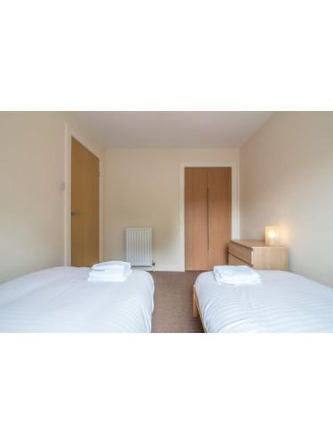 Immaculate 2 Bed House, Sleeps 6, Free Parking