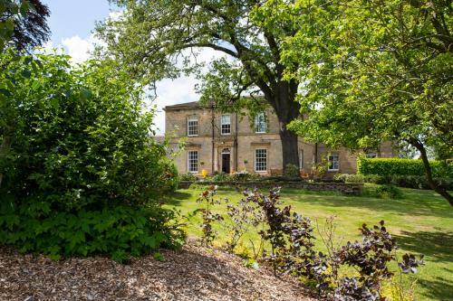 Emley Chateau Sleeps 17 With Wifi