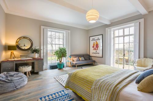Emley Chateau Sleeps 17 With Wifi