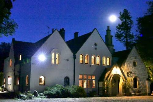 Charming 6-bed Villa In Staines