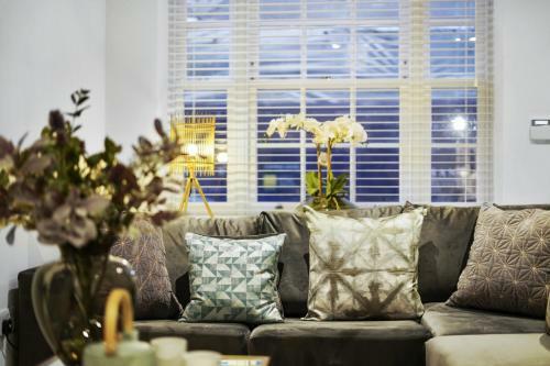 Villa Eton House - Luxury Accommodation, Free Parking, Central Location