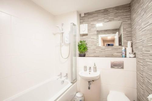 Merchant City: Stunning 2 Bed Apartment - Sleeps 6