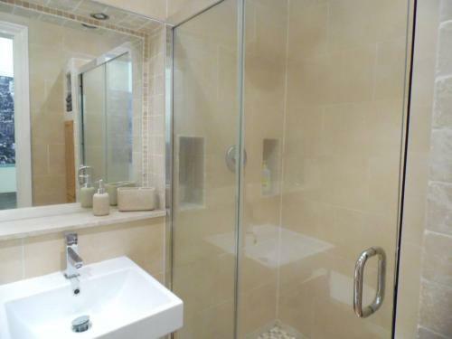 Apartamento West End - 3 Bedroom, Main Door Flat With Parking