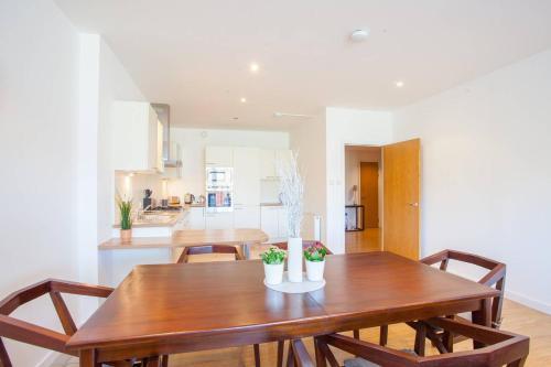 Large 2 Bed Apartment In Great Riverside Location