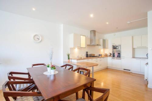 Large 2 Bed Apartment In Great Riverside Location